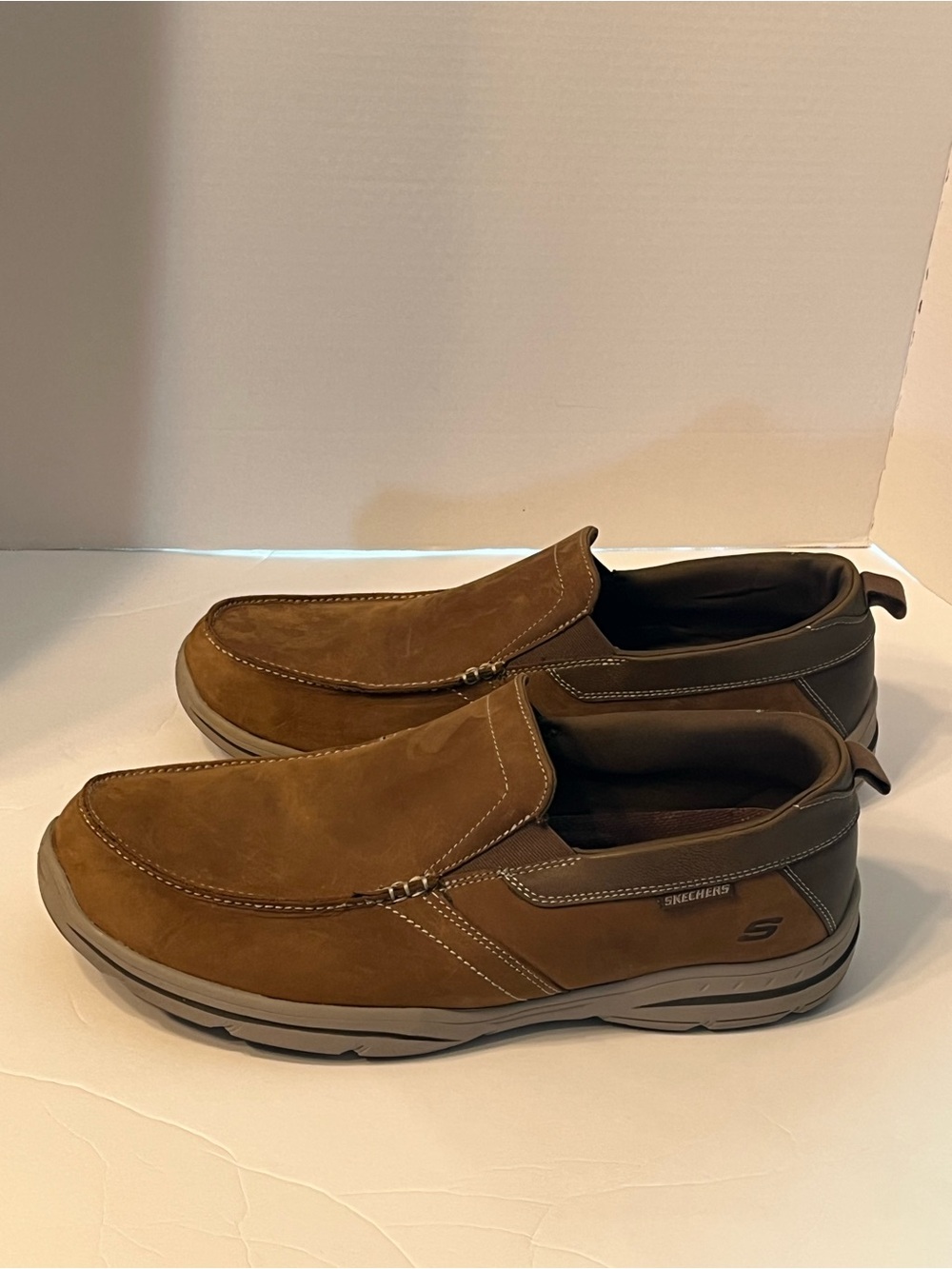 Like New Skechers Men's Brown Leather Slip-On Casual Loafers. Extra Wide Fit.